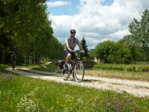 Cycliste au bord de canal de bourgogne
