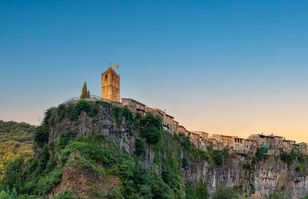 Castellfollit de la Roca, village médiéval au sommet d'une falaise dans la province de Gérone, Catalogne, Espagne