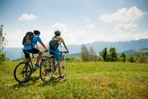 Couple à vélo devant un paysage de montagne à Madère