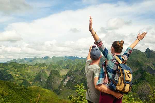 Couple de randonneurs face aux montagnes vietnamiennes à Dong Van