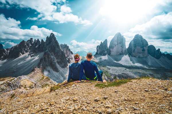 Couple de randonneurs face aux Tre Cime, dans les Dolomites en Italie
