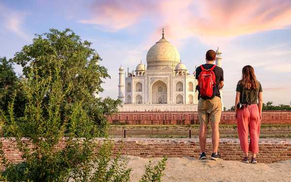 Couple de voyageurs devant le Taj Mahal, au Rajasthan en Inde