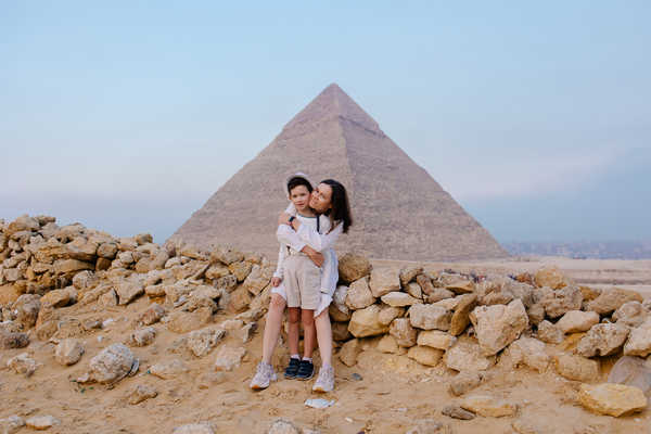 couple devant la pyramide de Gizeh