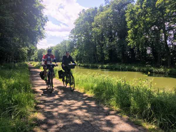 Cyclistes sur le Canal d'Ille et Rance