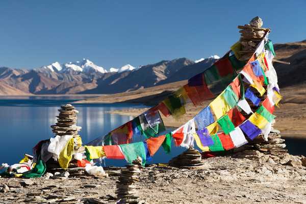 Drapeaux de prières sur le promontoire de Lamayuru en Inde Himalayenne