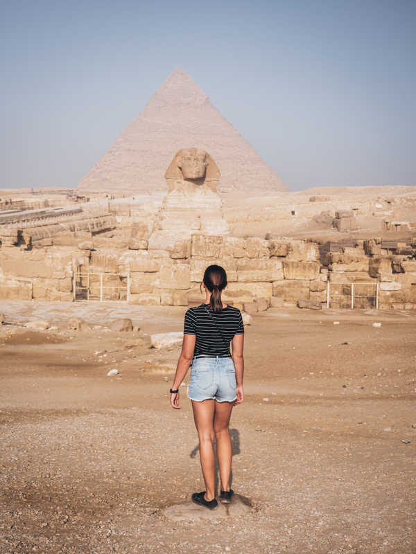Femme devant les pyramides au Caire en Egypte