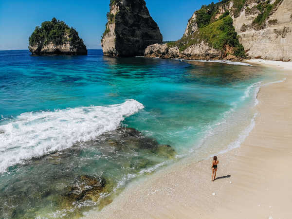 Femme sur la plage de Nusa Penida en Indonésie