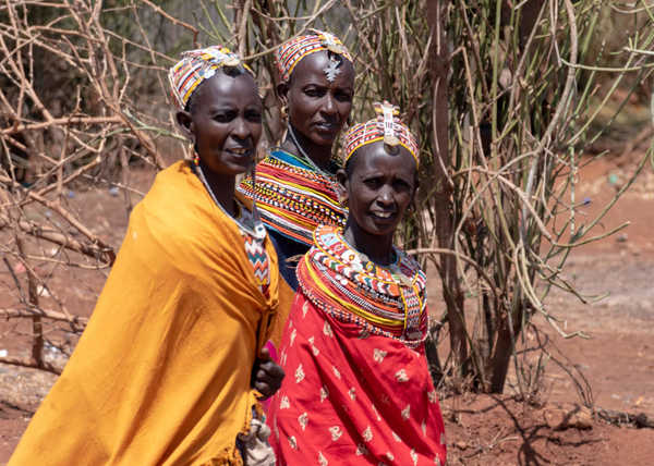 Femmes Samburu vers Marsabit, Kenya