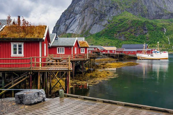 Fjord du village de Reine surplombé par le Reinebringen, Norvège
