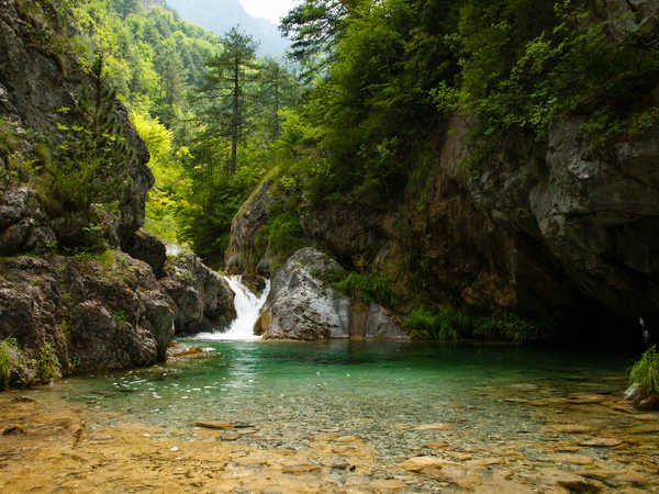 Gorges Epineas avec cascades en bas du Mont Olympe en Grèce