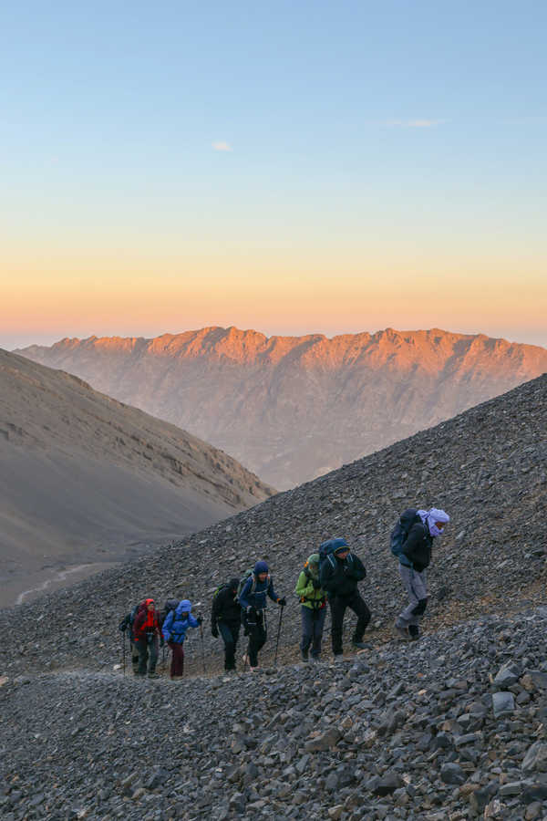 Groupe de randonneurs en randonnée dans l'Atlas marocain, Maroc