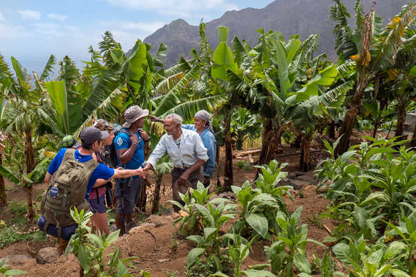 Groupe de voyageurs rencontrant des producteurs au Cap Vert