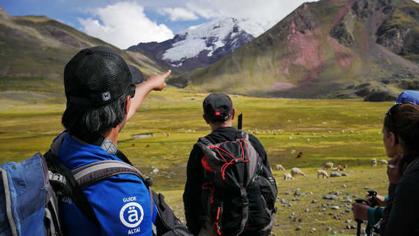 Guide montrant les montagnes de l'Ausangate