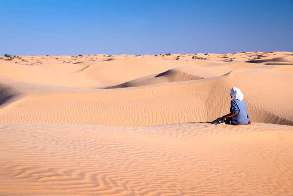 homme-local-dans-le-desert-grand-erg-oriental