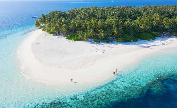 Île paradisiaque prise par drone aux Maldives