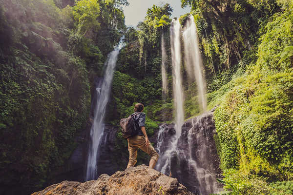 Jeune homme devant les cascades de Sekumpul en Indonésie