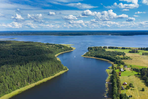 Lac Usma dans l’ouest de la Lettonie