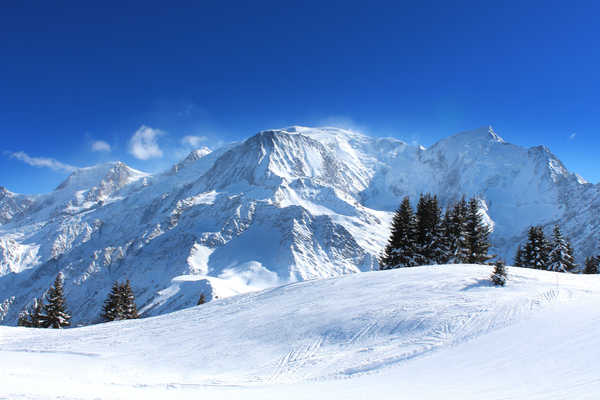 Le Mont-Blanc enneigé vu depuis Prarion