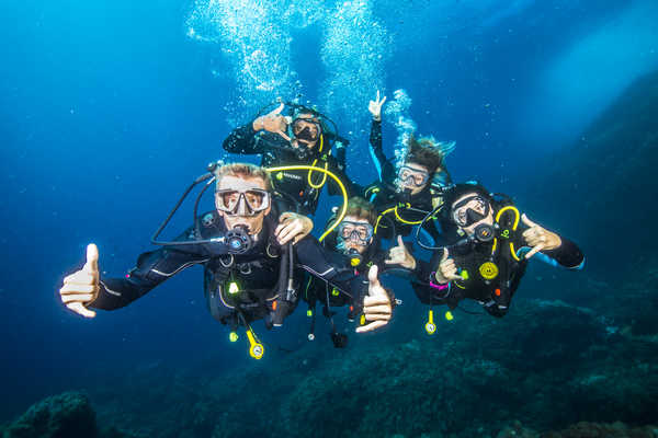 les-plongeurs-samusent-en-mediterranee