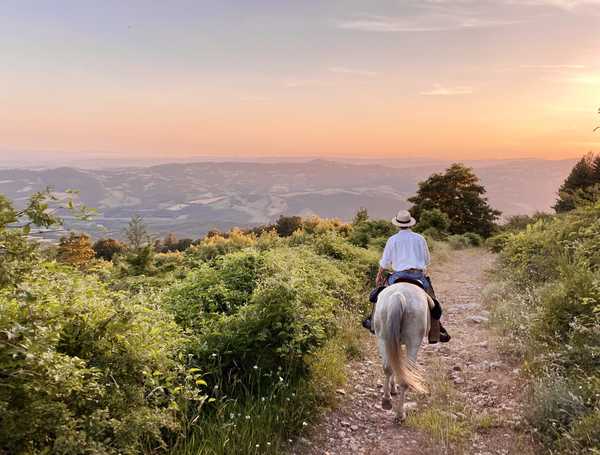 magnifique-point-de-vue-sur-la-toscane-a-cheval