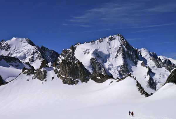 marche-sur-glacier-dans-le-massif-du-mont-blanc