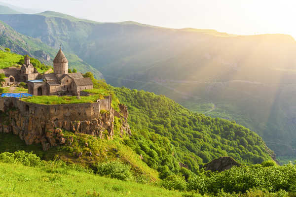 Monastère avec vu sur un paysage arménien à Tatev