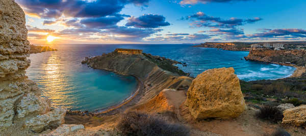 Panorama de la baie de Gnejna et de Golden Bay, à Malte au coucher du soleil  depuis Ta Lippija
