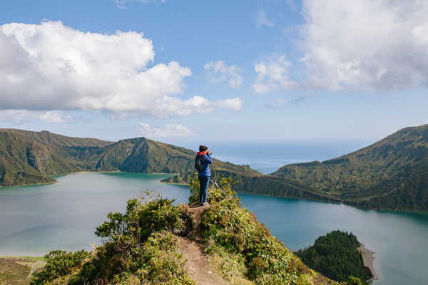 Pause contemplative à Lagoa de Fogo aux Açores