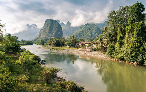 Paysage de la rivière Nam Song, Laos
