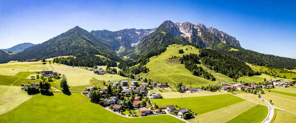 paysage-de-montagne-et-village-de-walchsee