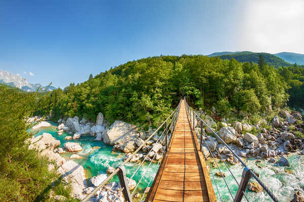Pont suspendu au-dessus d'une rivière dans les montagnes de Slovénie