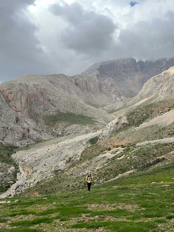 Randonneur au loin pendant l'ascension du Monts Taurus en Turquie