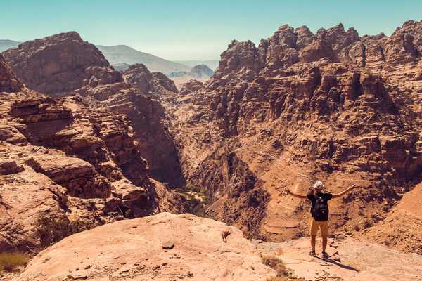 Randonneur dans le désert rocheux de Jordanie