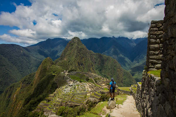 Randonneur de dos observant le Machu Picchu