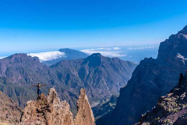 Randonneur devant le panorama offert par le sommet de La Palma : le Roque de los Muchachos