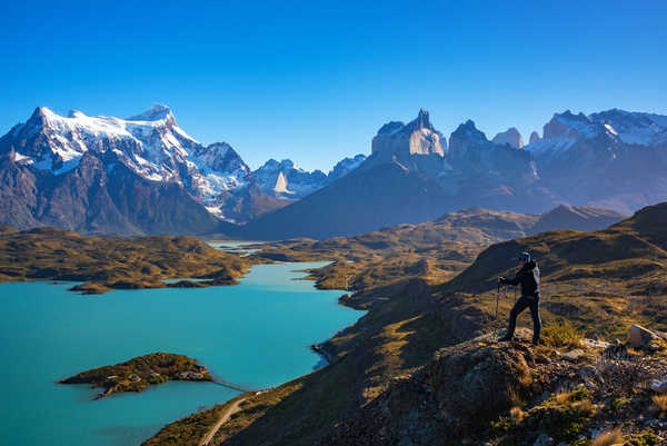 Randonneur devant Los Cuernos rocks et le lac Pehoe dans le parc national des Torres del Paine au Chili, Patagonie