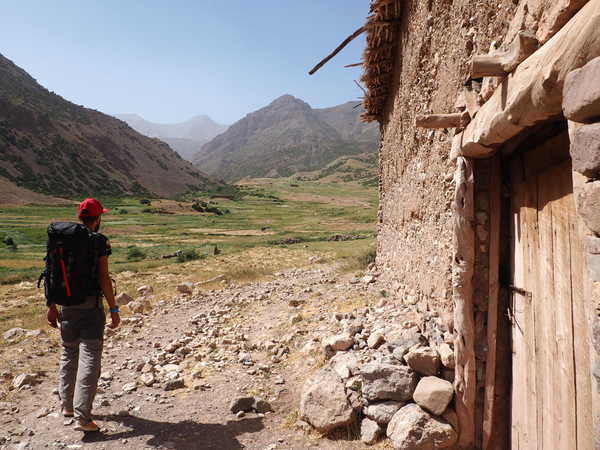 Randonneur sur le trek mgoun dans la vallée des Bougmez au Maroc