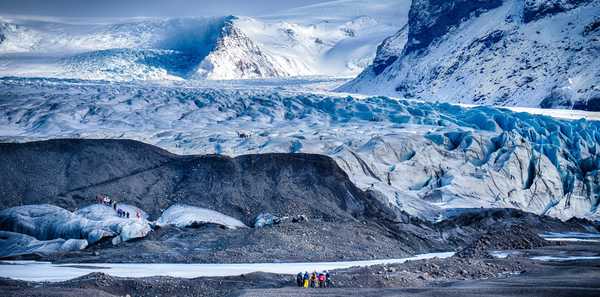 Randonneurs au pied du Vatnajökull, le plus grand glacier d'Europe