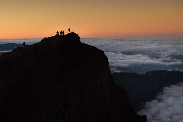 Randonneurs au sommet du Piton des Neiges, au lever du soleil à la Réunion