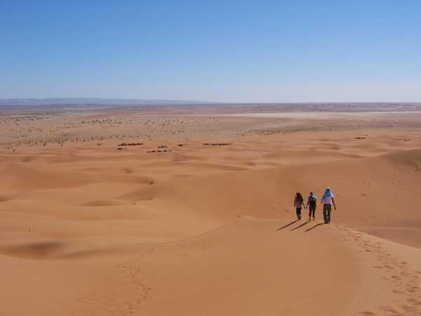 Randonneurs dans le désert du Drâa, au Maroc