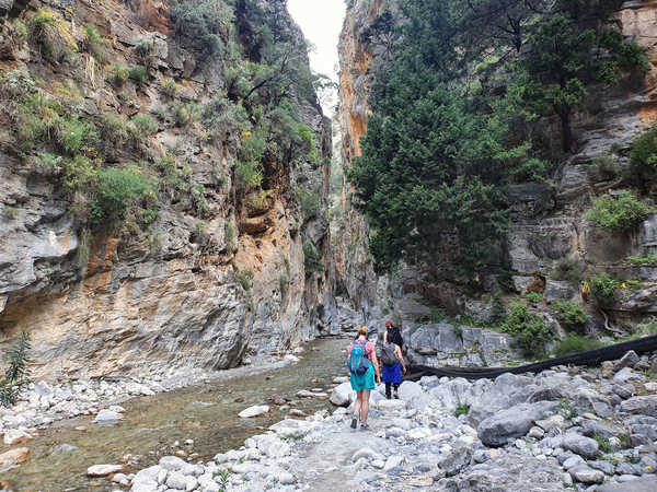 Randonneurs dans les gorges de Samaria en Crète