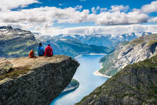 Randonneurs en Norvège, randonnée de Trolltunga