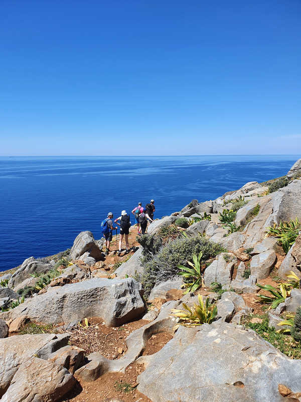 Randonneurs entre Loutro et Agia Roumelli en Crète
