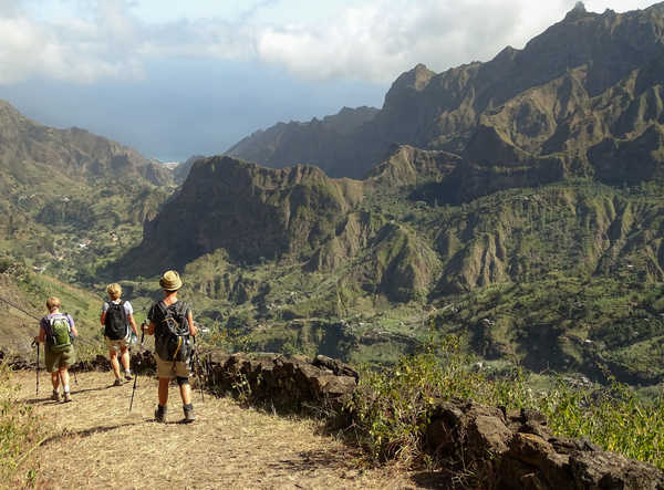 Randonneurs sur l'île de Santo Antao au Cap Vert