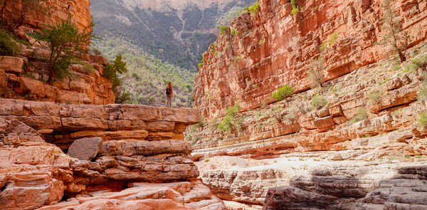 Randonneuse dans un canyon marocain - voyage, aventure, tourisme - Agadir