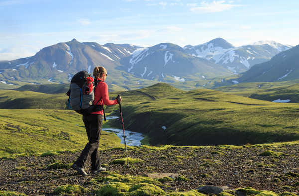 Randonneuse sur le chemin Laugavegur en direction des montagnes, Islande