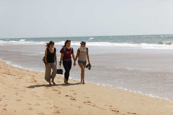 Randonneuses sur la plage, côte Atlantique