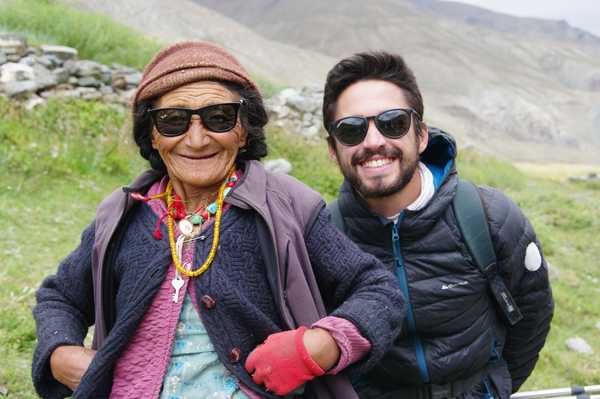 Rencontre entre un voyageur et une indienne, au Ladakh