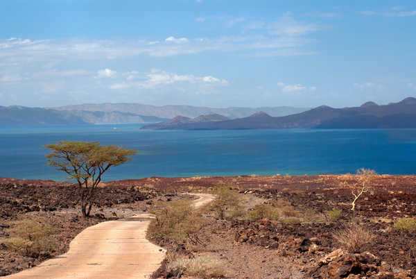 Route qui mène au lac Turkana au Kenya