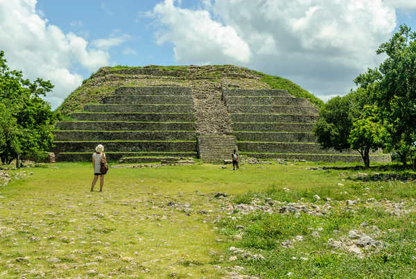 Ruines de la pyramide Kinich Kakmo au Mexique